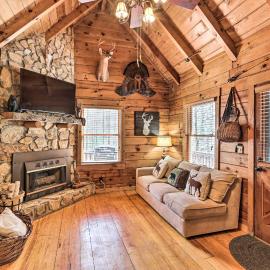 Stunning Ellijay Cabin w/ Community Amenities, hotel Ellijayben