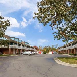 Travelodge by Wyndham Canton-Livonia Area, MI，坎頓的飯店