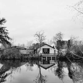 Rustig gelegen chalet Kapeki met tuin aan het water, hotel din Geel