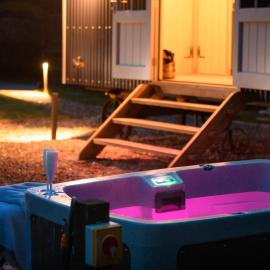 Nutkins Luxury Shepherd Hut with hot tub close to Lyme Regis – hotel w mieście Uplyme