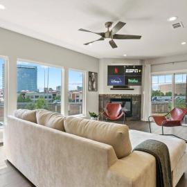 Enjoy DT Newly Renovated & Patio and Free Swim Club by Austin Vacay