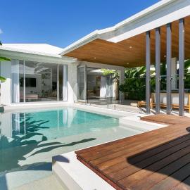 Belle Escapes 94 Cascade Luxury Home Palm Cove, hotel in Palm Cove