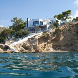 Villa Nikolitsa with private beach, hotel v destinácii Megara