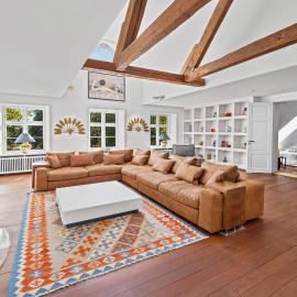 GUT KLETKAMP "Penthouse im Schloss" - Premium-Ferienwohnung mit 5 Schlafzimmern auf 400qm I Kamin I 2 Wohnzimmer I Garten & Terrasse I Wald- und Seeblick I Profi-Küche I 15 Min zur Ostsee I Parkplätze I WLAN, hotel a Kletkamp