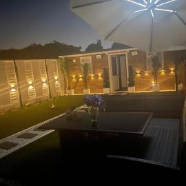 Heathrow Garden Lodge - Free Parking - Netflix - Prime - Coffee - WiFi – hotel w mieście Hayes