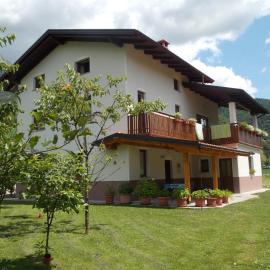 Viesnīca Apartment and Room Natasa pilsētā Kobarida