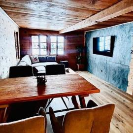 Chalet Mulet - Luxury & Cosy 3 rooms apartment in 300 years old Chalet, hotel u gradu 'Leukerbad'