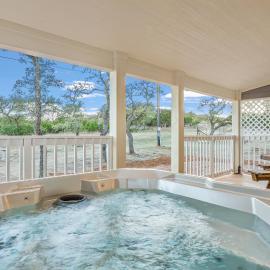 Appian Way Maltese Cottage, hotel in Fredericksburg