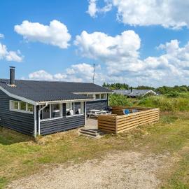 Beautiful Home In Hvide Sande With Wifi, hotell sihtkohas Bjerregård