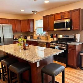 Viesnīca Modern 5 Bedroom Pocono house - Jacuzzi - Gameroom - Near Lake - Golf Couse pilsētā Tobyhanna