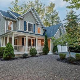 Luxury 4 bedroom house in Pocono Mountains with Hottub in Golf Course Near Lake、Tobyhannaのホテル