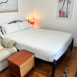 Fragrant Homes-68B independent aircon room, with 65’TV, queen size beds, rest sofa, built in wardrobe
