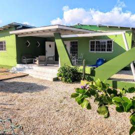 Traditional Aruban Home close to Surfside Beach, hotel in Oranjestad