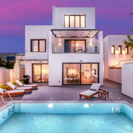 Luxury Spa Villa with Pool & Gym - Harmony, hotel i Skalánion