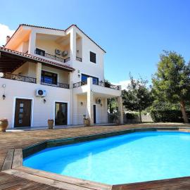 Sofia's Sunny Home + Private Pool + Gym, hotelli kohteessa Prasás