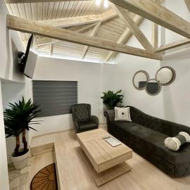 WoodHome, hotel u gradu Kalamitsi