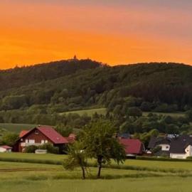 Ferienwohnung Leuchtbergblick mit Terrasse und PKW Stellplatz: Eschwege şehrinde bir otel