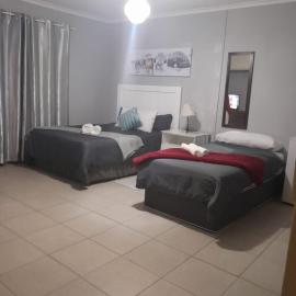 Stay at Home Airport Lodge, hotel Kempton Parkban