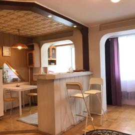 Erdvus butas su balkonu šalia ežero ir stadiono, hotel u gradu 'Visaginas'