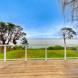 Camano Waterfront Delight, hotell i Saratoga Shores