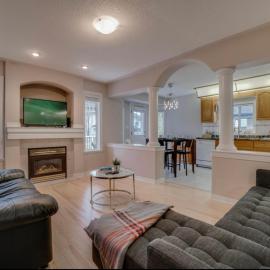 Big family home w/ Deck, Ping Pong, BBQ & Garage, hotel in Edmonton