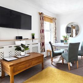 2 bed apt w/ private parking close to town centre, hotel a Huntingdon