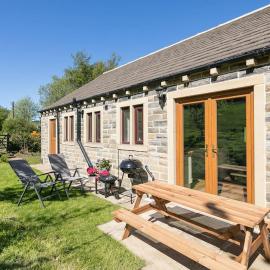 NEW BARN CONVERSION WITH PRIVATE HOT TUB, Hotel in Halifax