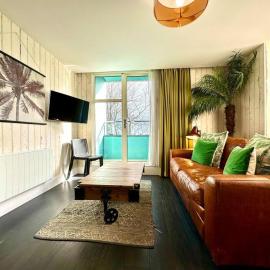 Designer Apartment inc Free Parking & FAST WiFi 1 Minute walk to Poole Quay - Great Location - Free Parking - Fast WiFi - Smart TV - Newly decorated - sleeps up to 2! Close to Poole & Bournemouth & Sandbanks, hotel v destinácii Poole