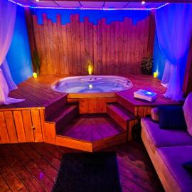 Petit studio très intime, avec spa intérieur au coeur de Shawinigan, hotel sa Shawinigan