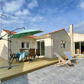 Maison Rénovée: 300m de la Mer, Terrasse, Jardin, WIFI, Animaux Ok - FR-1-231-281, hotel in Bretignolles-sur-Mer