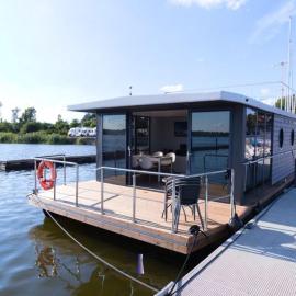 Hausboot Fjord Aries mit Dachterrasse in Schleswig – hotel w mieście Szlezwik