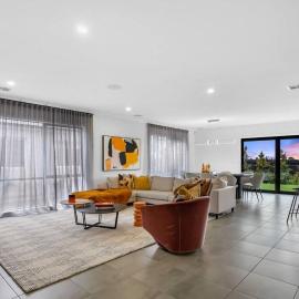 Brand New Modern 4 Bedroom Luxury Retreat, hotel in Caroline Springs
