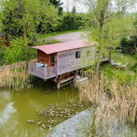 Rous Lench에 위치한 호텔 Lakeside Cabin on Stilts- 'Kingfisher'