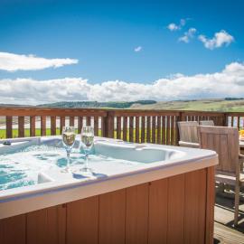 Barn Lodge with Hot Tub, hotel sa Cupar
