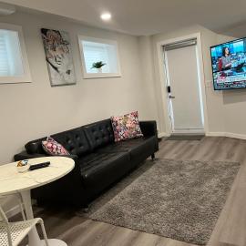 Cozy Private 1 bedroom basement suite - free parking and free Wifi