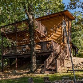 Lil' Treehouse Cabin, Hotel in Ridgedale