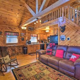 Helen Cabin w/ Deck & Hot Tub < 1/2 Mi to Main St, מלון בהלן