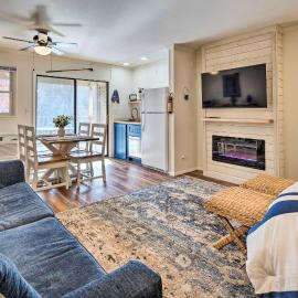 Balcony + Pool Access! Couples Escape in Lake Lure, hotel a Lake Lure
