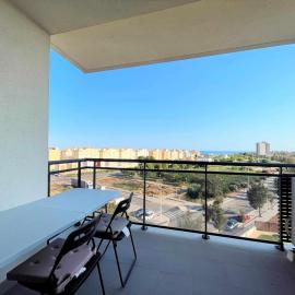 Apartamento con piscina, padel y vistas al mar