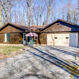 Pet-Friendly Youngstown Cottage w/ Yard, hotel en Youngstown