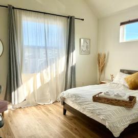 Designer NEW 10min dt Pet friendly 7min Park-Room A, hotel in Austin