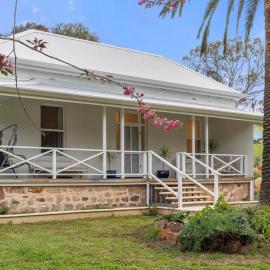 Piambong House, hotel di Clare