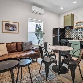 Viesnīca Two Bedroom - King in Master Heart of Downtown Vista pilsētā Vista
