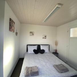 Chez nous, hotel u gradu 'Bex'