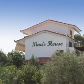 Nina's House, hotel u gradu Achladies