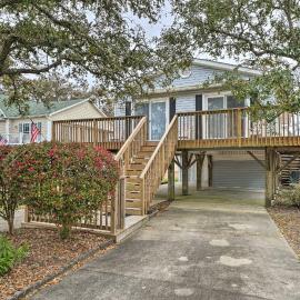 Cozy Oak Island House < 1 Mi to Beaches!