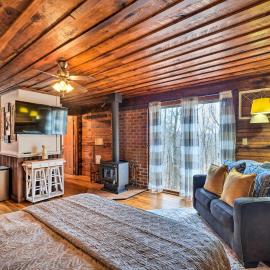 Cozy Tennessee Cabin Rental - 1 Mi to Lake, hotel in Frogue