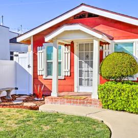 7 Mi to Downtown: Long Beach Bungalow w/ Patio!、ロングビーチのホテル