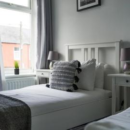 East House-Sleeps 5-Pet friendly-Garden-Parking