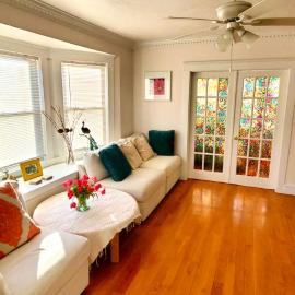 Near Train Station Gorgeous 3-Bedroom Apartment with Patios, hotel en Boston